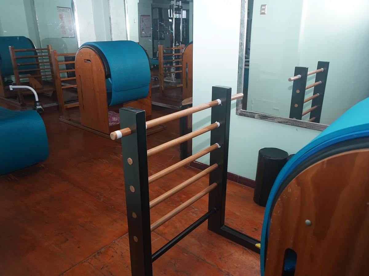 Barrels y escalera de Pilates en un centro Pilates Qi