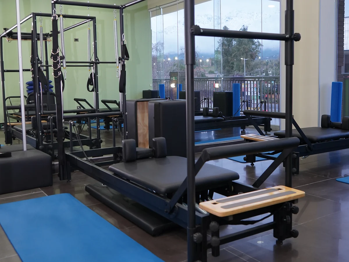 Reformers con torre en la sala de Pilates Qi